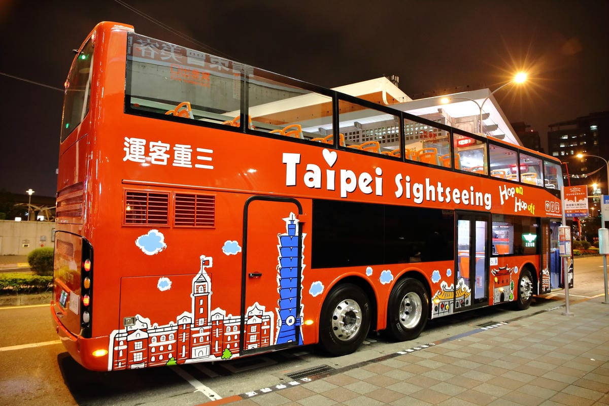 【遊。台北】台北雙層觀光巴士正式啟航～露天雙層巴士帶你遨遊台北市，你看過這樣的夜景嗎？（怎麼搭看這裡）　