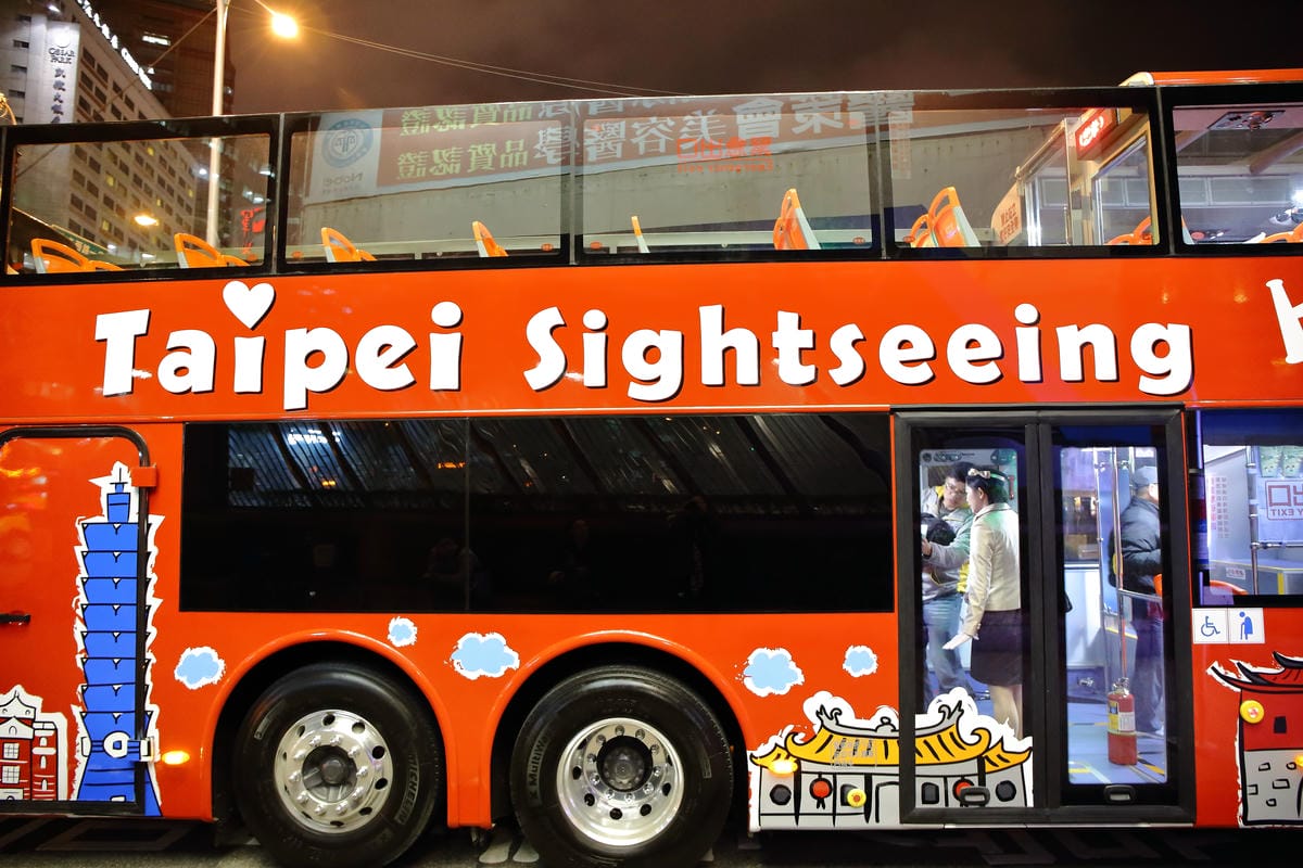 【遊。台北】台北雙層觀光巴士正式啟航～露天雙層巴士帶你遨遊台北市，你看過這樣的夜景嗎？（怎麼搭看這裡）　