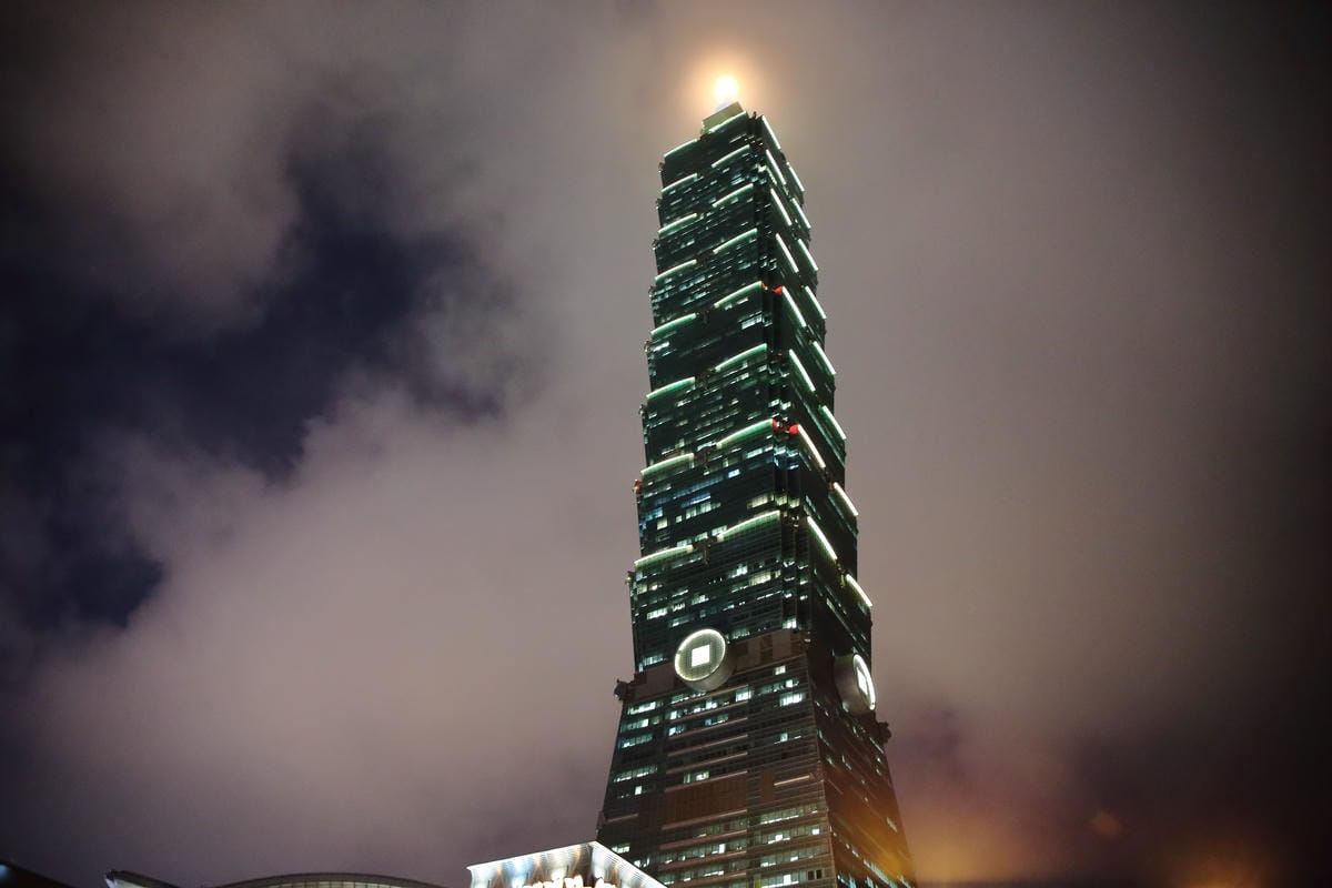 【遊。台北】台北雙層觀光巴士正式啟航～露天雙層巴士帶你遨遊台北市，你看過這樣的夜景嗎？（怎麼搭看這裡）　