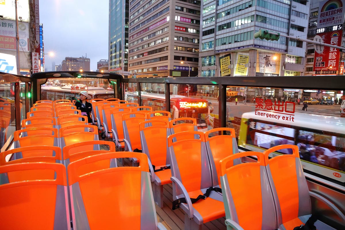 【遊。台北】台北雙層觀光巴士正式啟航～露天雙層巴士帶你遨遊台北市，你看過這樣的夜景嗎？（怎麼搭看這裡）　