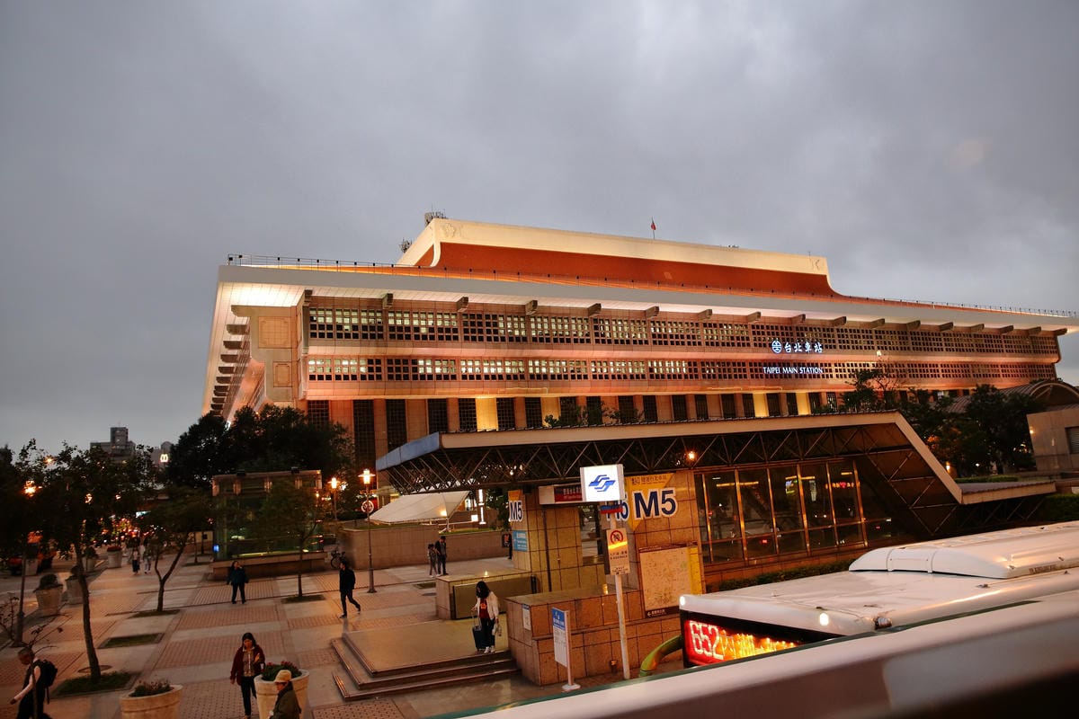 【遊。台北】台北雙層觀光巴士正式啟航～露天雙層巴士帶你遨遊台北市，你看過這樣的夜景嗎？（怎麼搭看這裡）　