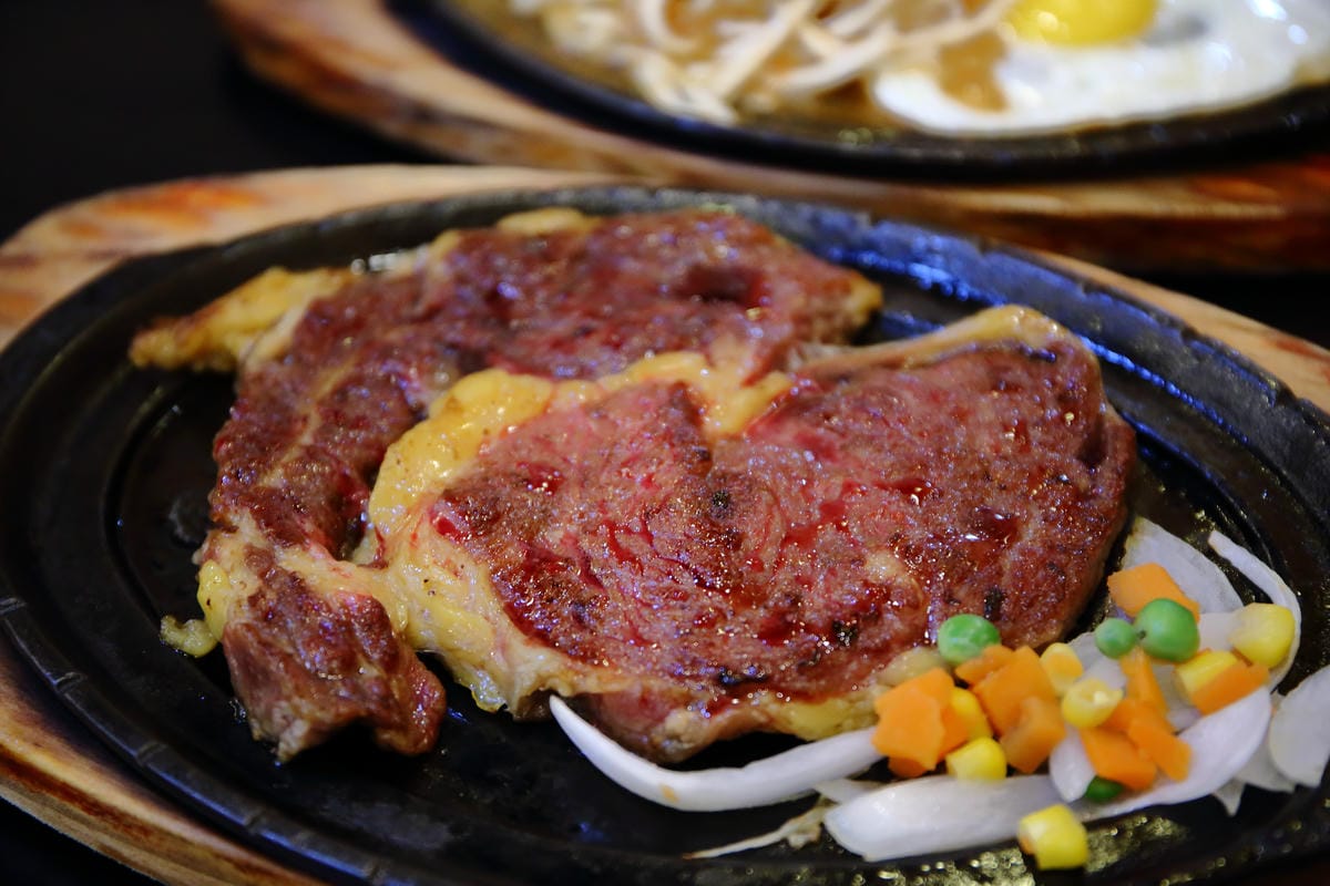 【食。蘆洲】大廟厚切牛排～近蘆洲廟口夜市，平價”大”份量美食，就是要讓你大口吃肉！（文末抽獎，美味牛排加碼jo malone 英國梨香水）　