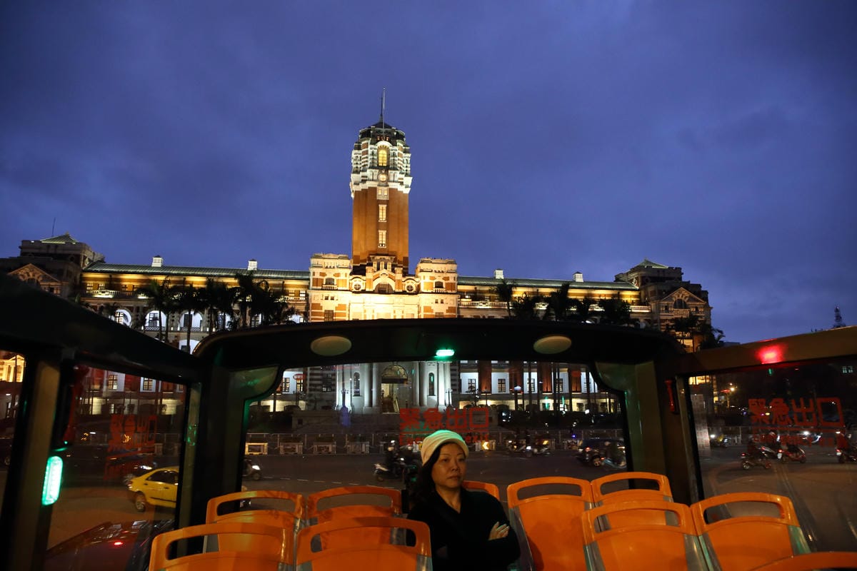 【遊。台北】台北雙層觀光巴士正式啟航～露天雙層巴士帶你遨遊台北市，你看過這樣的夜景嗎？（怎麼搭看這裡）　