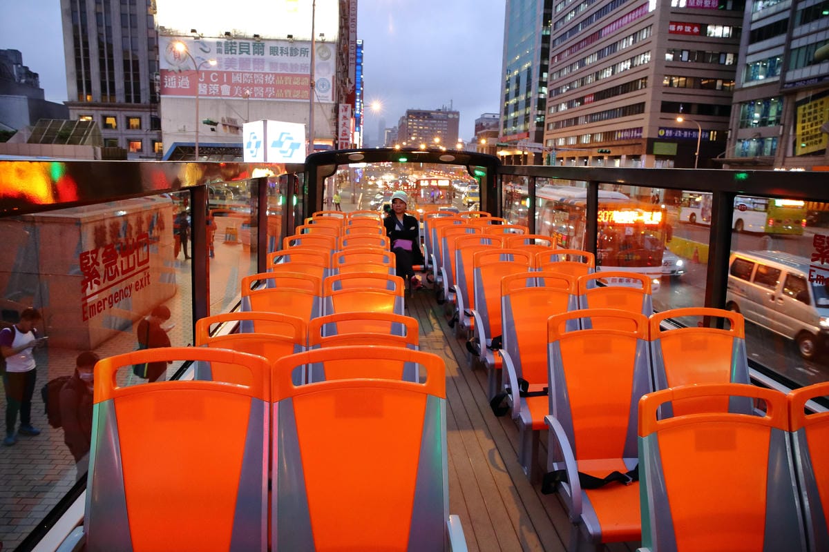 【遊。台北】台北雙層觀光巴士正式啟航～露天雙層巴士帶你遨遊台北市，你看過這樣的夜景嗎？（怎麼搭看這裡）　