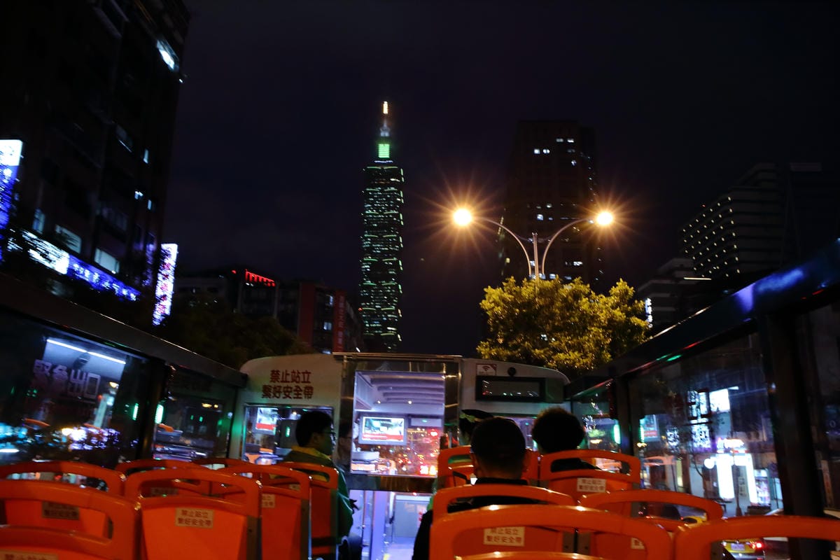 【遊。台北】台北雙層觀光巴士正式啟航～露天雙層巴士帶你遨遊台北市，你看過這樣的夜景嗎？（怎麼搭看這裡）　