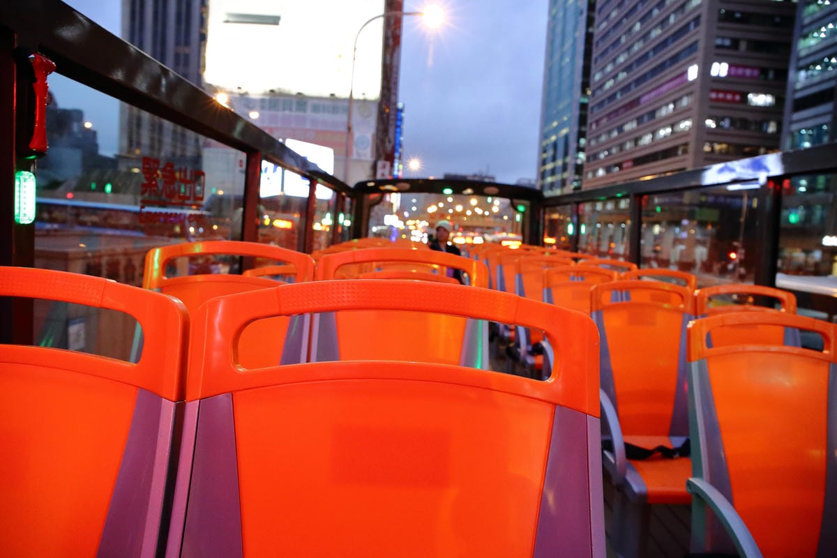 【遊。台北】台北雙層觀光巴士正式啟航～露天雙層巴士帶你遨遊台北市，你看過這樣的夜景嗎？（怎麼搭看這裡）　