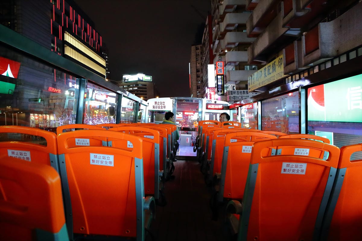 【遊。台北】台北雙層觀光巴士正式啟航～露天雙層巴士帶你遨遊台北市，你看過這樣的夜景嗎？（怎麼搭看這裡）　