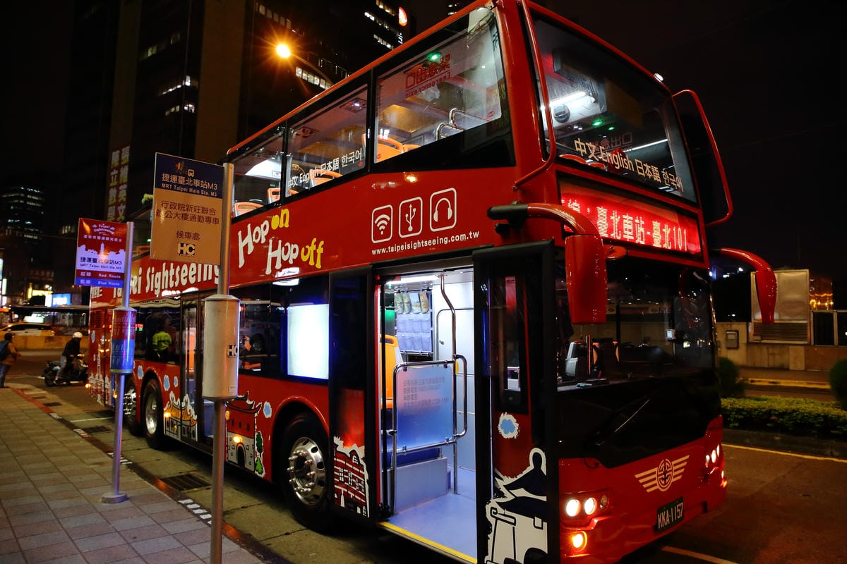 【遊。台北】台北雙層觀光巴士正式啟航～露天雙層巴士帶你遨遊台北市，你看過這樣的夜景嗎？（怎麼搭看這裡）　