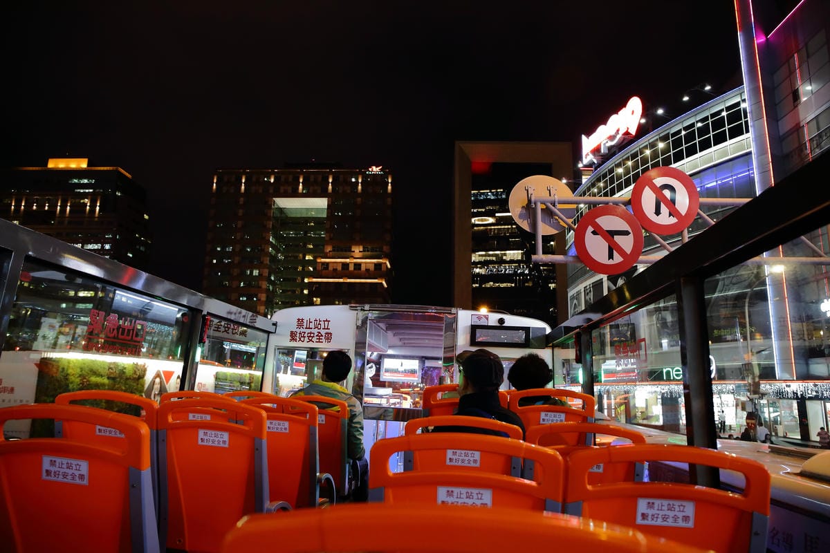 【遊。台北】台北雙層觀光巴士正式啟航～露天雙層巴士帶你遨遊台北市，你看過這樣的夜景嗎？（怎麼搭看這裡）　