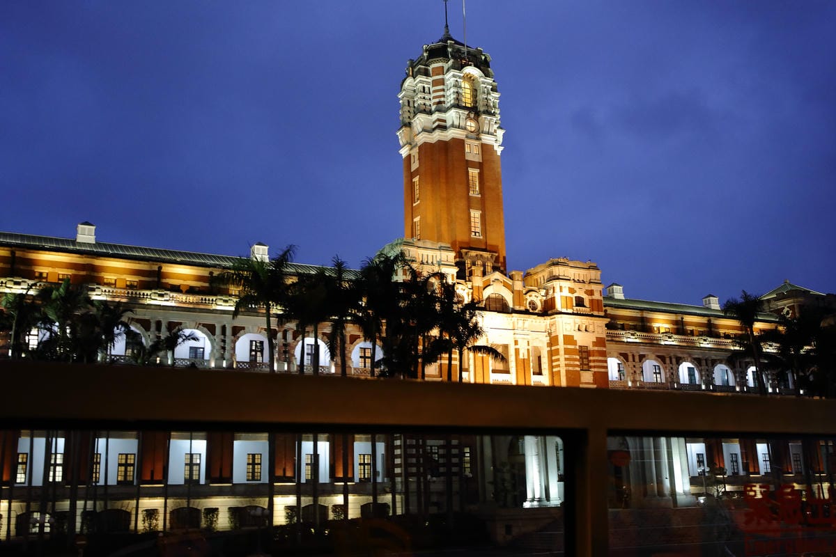 【遊。台北】台北雙層觀光巴士正式啟航～露天雙層巴士帶你遨遊台北市，你看過這樣的夜景嗎？（怎麼搭看這裡）　