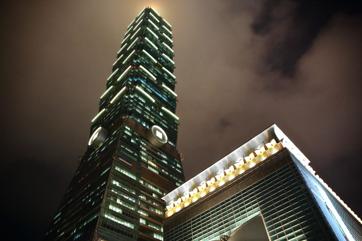 【遊。台北】台北雙層觀光巴士正式啟航～露天雙層巴士帶你遨遊台北市，你看過這樣的夜景嗎？（怎麼搭看這裡）　