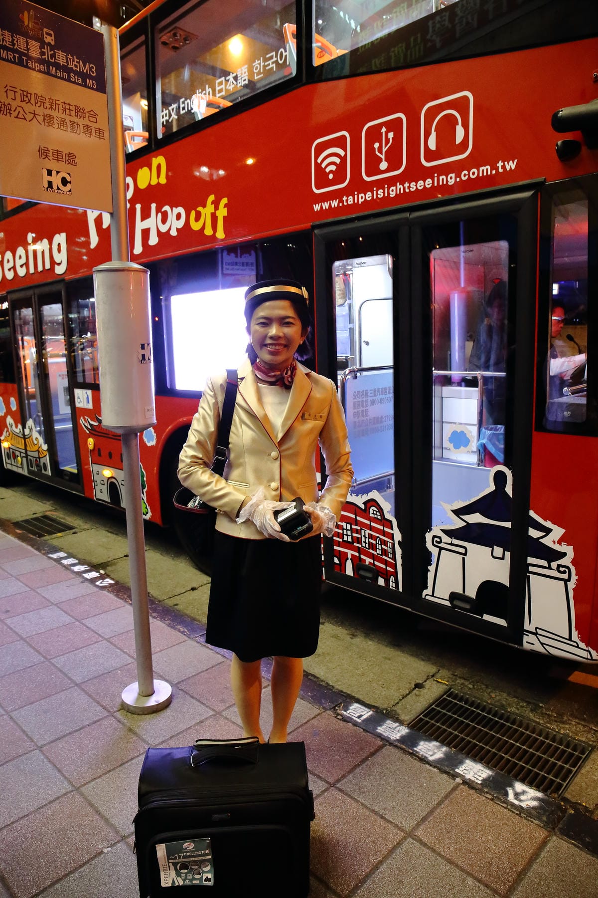 【遊。台北】台北雙層觀光巴士正式啟航～露天雙層巴士帶你遨遊台北市，你看過這樣的夜景嗎？（怎麼搭看這裡）　