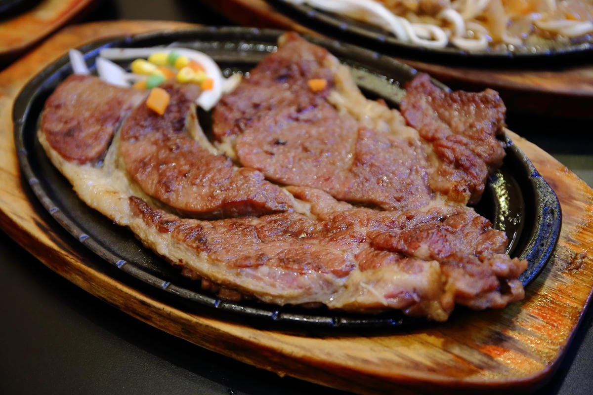 【食。蘆洲】大廟厚切牛排～近蘆洲廟口夜市，平價”大”份量美食，就是要讓你大口吃肉！（文末抽獎，美味牛排加碼jo malone 英國梨香水）　