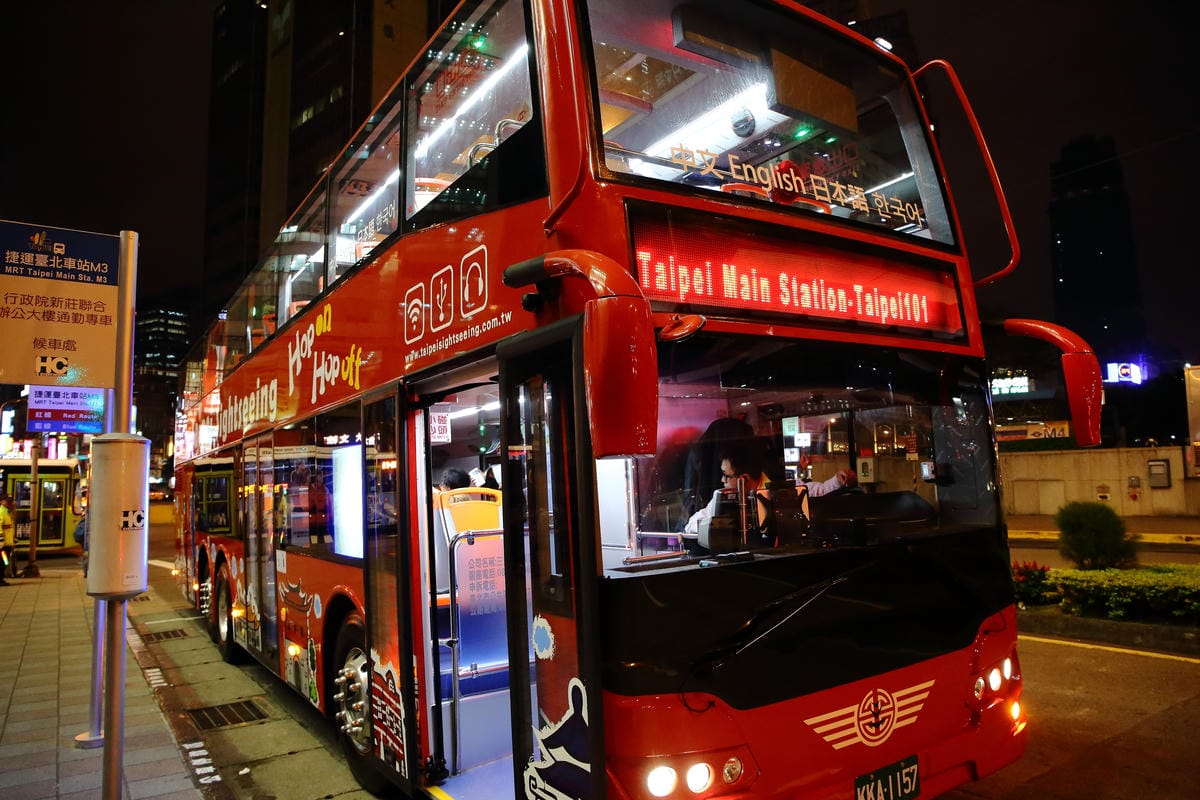 【遊。台北】台北雙層觀光巴士正式啟航～露天雙層巴士帶你遨遊台北市，你看過這樣的夜景嗎？（怎麼搭看這裡）　
