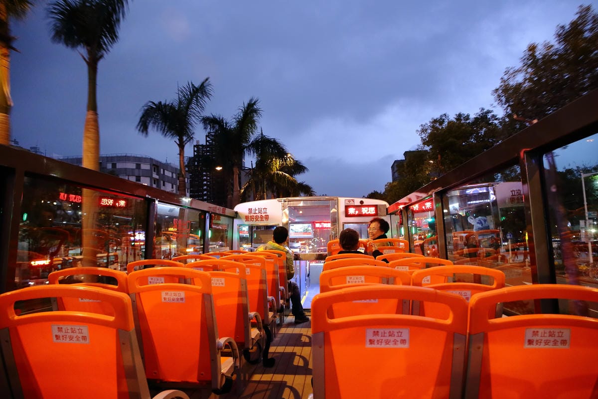 【遊。台北】台北雙層觀光巴士正式啟航～露天雙層巴士帶你遨遊台北市，你看過這樣的夜景嗎？（怎麼搭看這裡）　