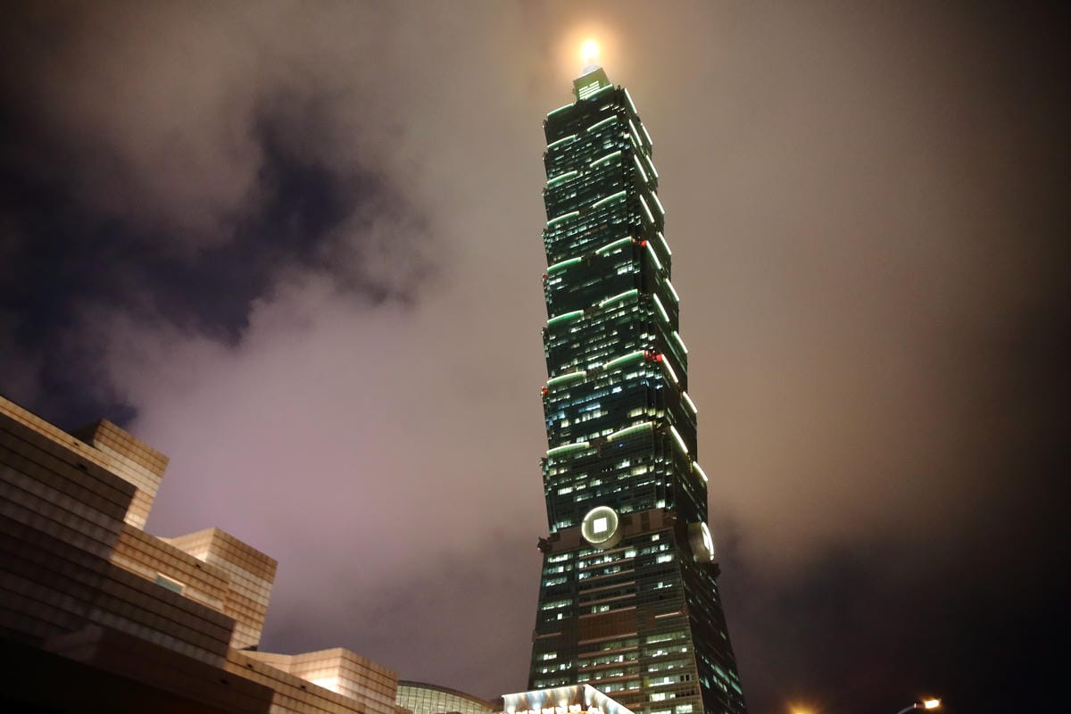 【遊。台北】台北雙層觀光巴士正式啟航～露天雙層巴士帶你遨遊台北市，你看過這樣的夜景嗎？（怎麼搭看這裡）　