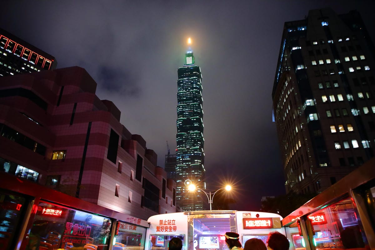 【遊。台北】台北雙層觀光巴士正式啟航～露天雙層巴士帶你遨遊台北市，你看過這樣的夜景嗎？（怎麼搭看這裡）　