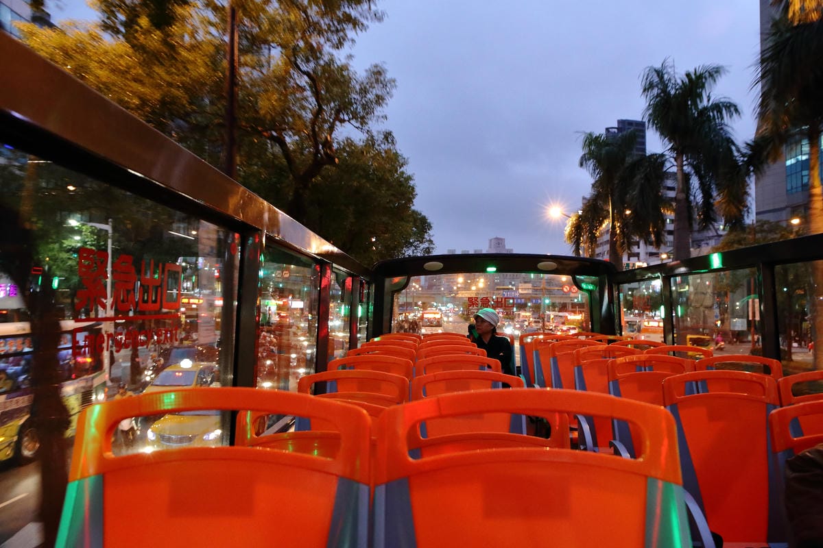 【遊。台北】台北雙層觀光巴士正式啟航～露天雙層巴士帶你遨遊台北市，你看過這樣的夜景嗎？（怎麼搭看這裡）　