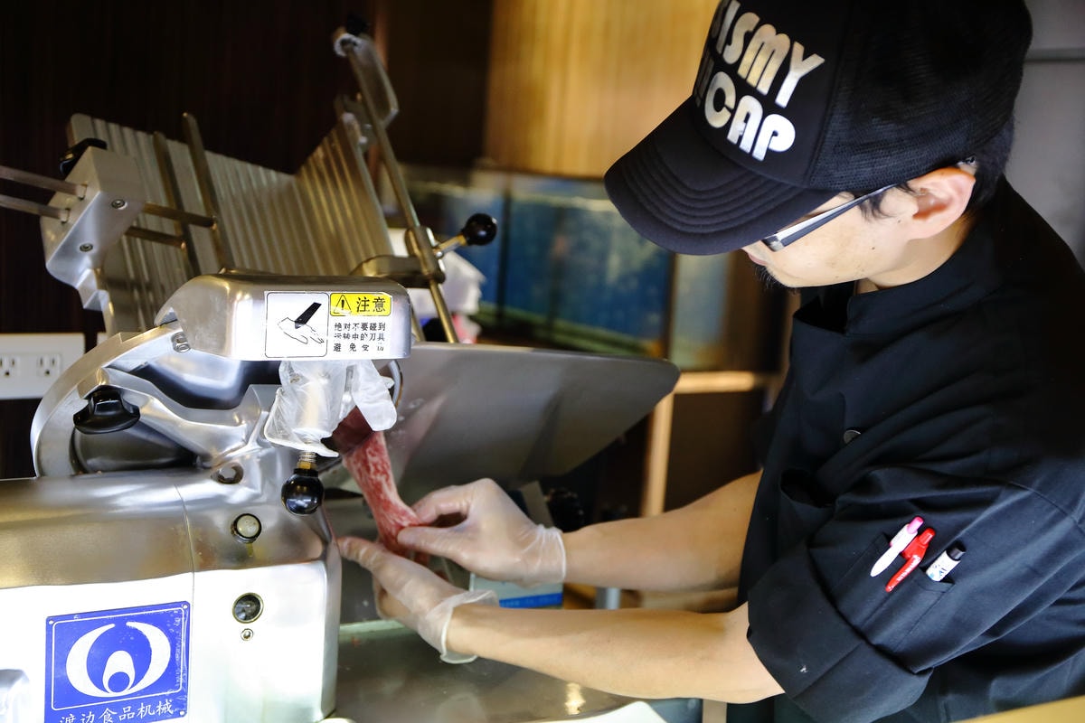 【食。台北】肉多多火鍋-肉品專賣店就是狂!巨無霸肉盤!沒吃到真的會遺憾!