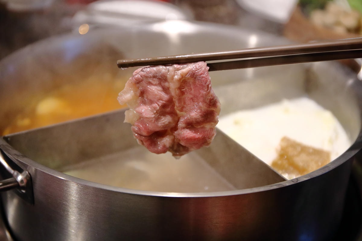 【食。台北】肉多多火鍋-肉品專賣店就是狂!巨無霸肉盤!沒吃到真的會遺憾!