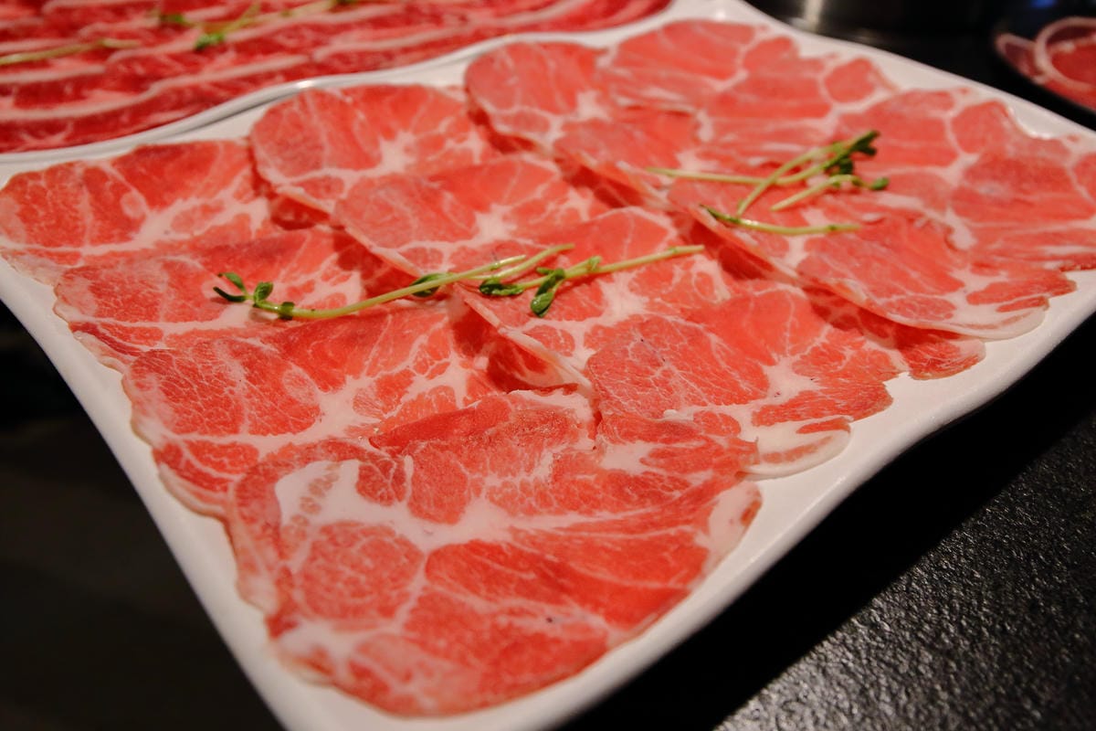 【食。台北】肉多多火鍋-肉品專賣店～就是狂！巨無霸肉盤！沒吃到真的會遺憾！