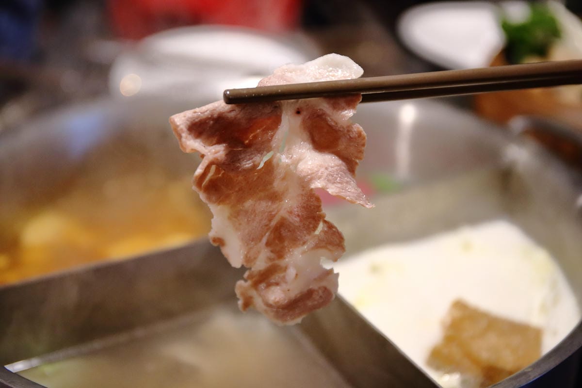 【食。台北】肉多多火鍋-肉品專賣店～就是狂！巨無霸肉盤！沒吃到真的會遺憾！