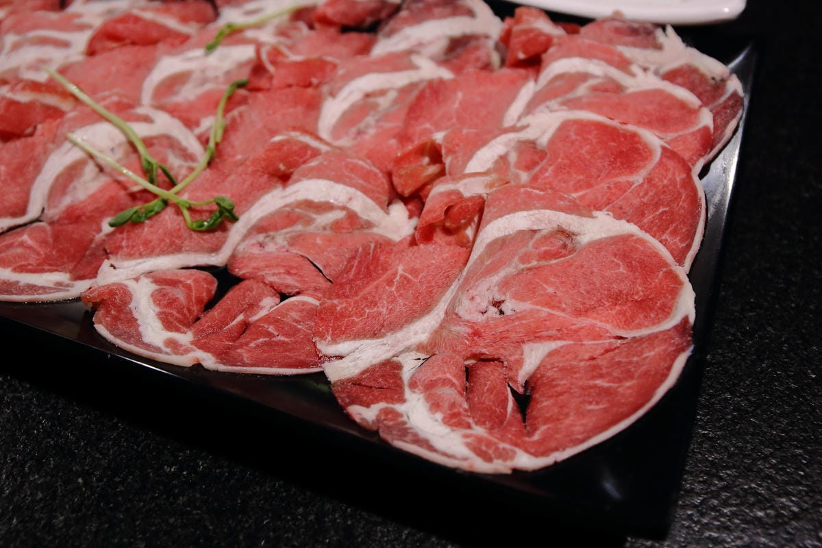 【食。台北】肉多多火鍋-肉品專賣店～就是狂！巨無霸肉盤！沒吃到真的會遺憾！