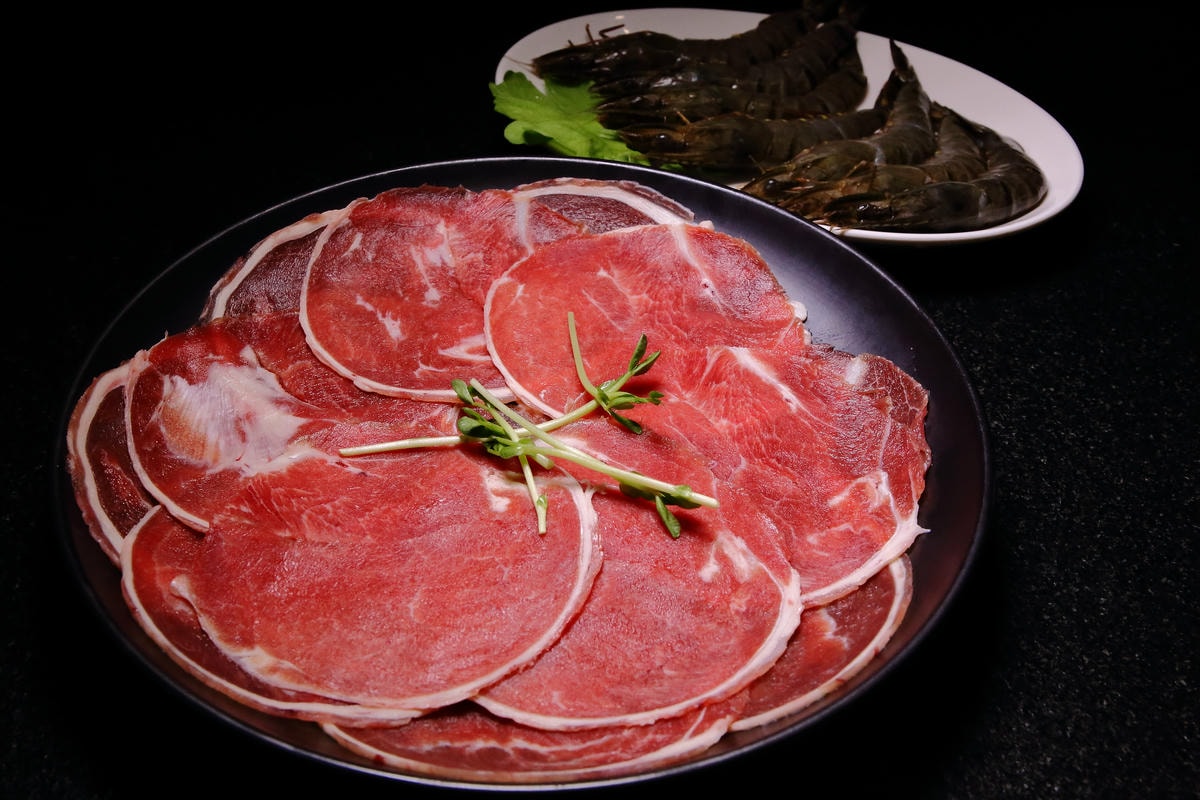 【食。台北】肉多多火鍋-肉品專賣店就是狂!巨無霸肉盤!沒吃到真的會遺憾!