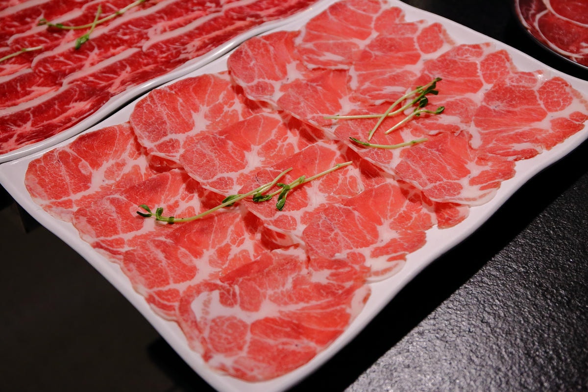 【食。台北】肉多多火鍋-肉品專賣店就是狂!巨無霸肉盤!沒吃到真的會遺憾!