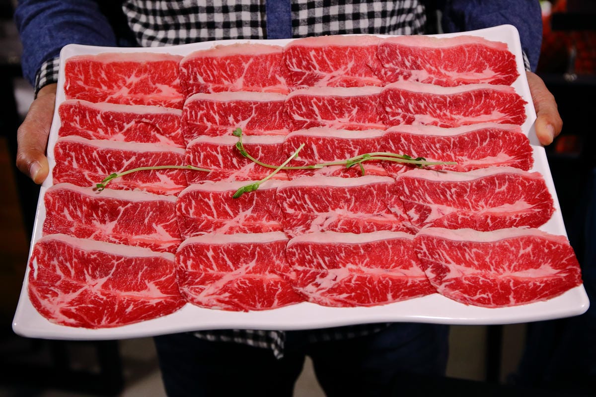 【食。台北】肉多多火鍋-肉品專賣店～就是狂！巨無霸肉盤！沒吃到真的會遺憾！