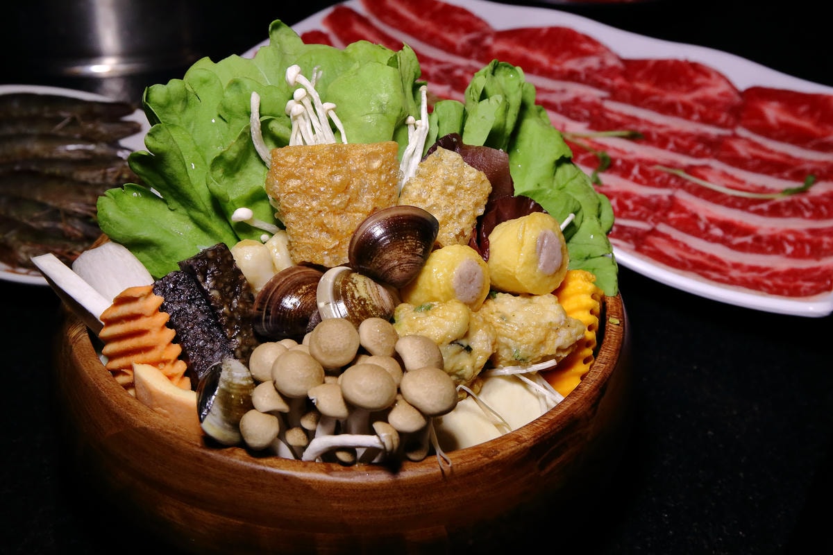 【食。台北】肉多多火鍋-肉品專賣店就是狂!巨無霸肉盤!沒吃到真的會遺憾!
