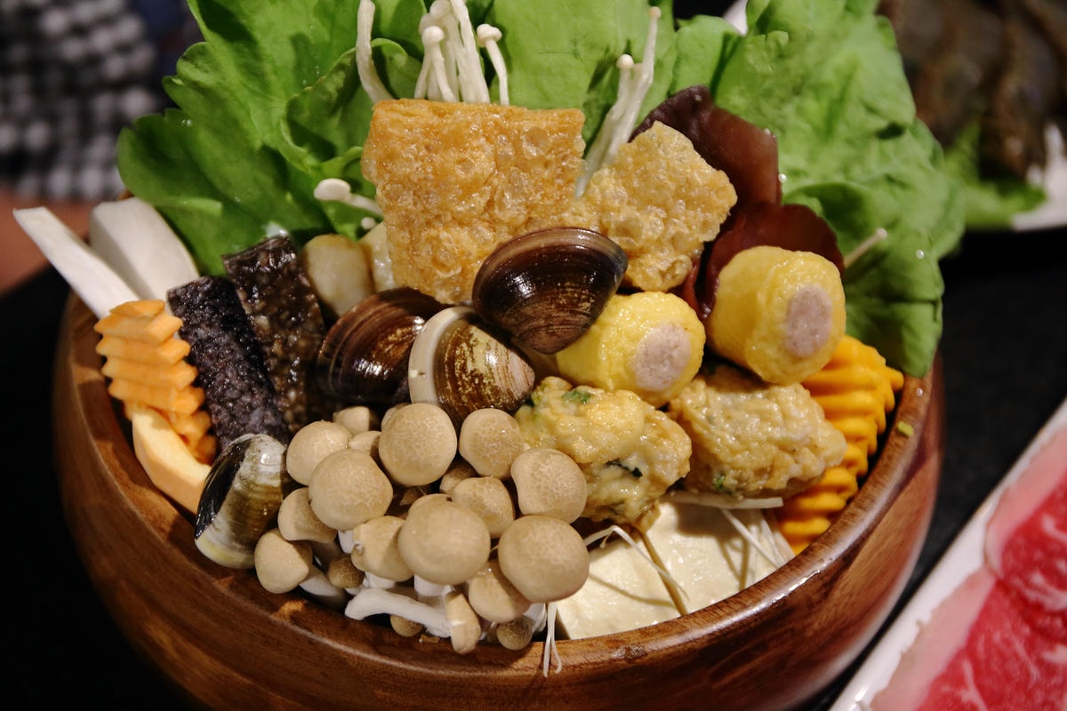 【食。台北】肉多多火鍋-肉品專賣店就是狂!巨無霸肉盤!沒吃到真的會遺憾!