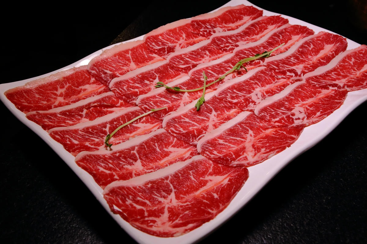 【食。台北】肉多多火鍋-肉品專賣店就是狂!巨無霸肉盤!沒吃到真的會遺憾!