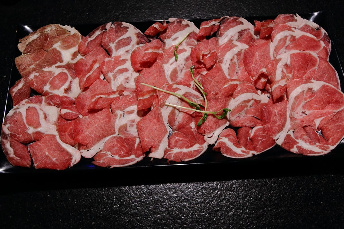 【食。台北】肉多多火鍋-肉品專賣店～就是狂！巨無霸肉盤！沒吃到真的會遺憾！