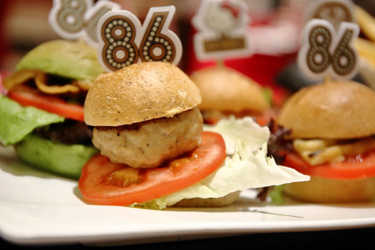 【食。林口】Hello Kitty Red Carpet美式餐廳～全台首間！好萊塢新話題Hello Kitty搖滾登場，百變造型，另類Kitty瘋潮即將席捲全台（1/28試營運搶先看，文末贈獨家KITTY禮物）　