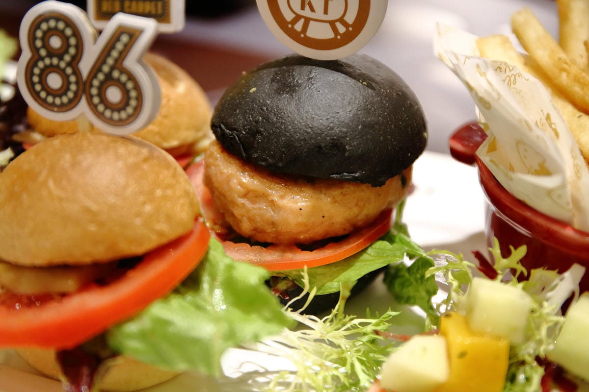 【食。林口】Hello Kitty Red Carpet美式餐廳～全台首間！好萊塢新話題Hello Kitty搖滾登場，百變造型，另類Kitty瘋潮即將席捲全台（1/28試營運搶先看，文末贈獨家KITTY禮物）　