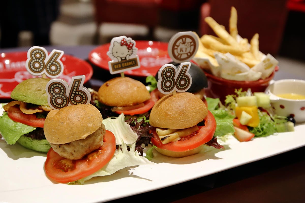 【食。林口】Hello Kitty Red Carpet美式餐廳～全台首間！好萊塢新話題Hello Kitty搖滾登場，百變造型，另類Kitty瘋潮即將席捲全台（1/28試營運搶先看，文末贈獨家KITTY禮物）　