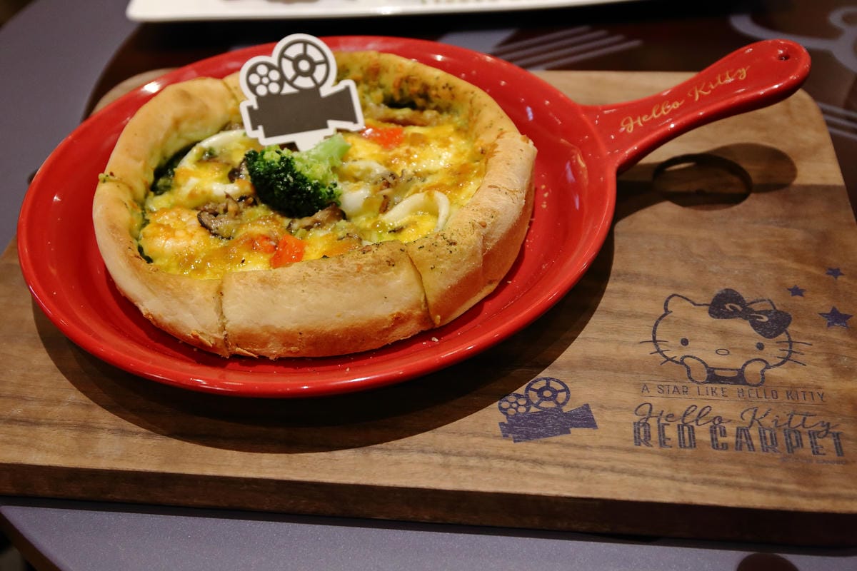 【食。林口】Hello Kitty Red Carpet美式餐廳～全台首間！好萊塢新話題Hello Kitty搖滾登場，百變造型，另類Kitty瘋潮即將席捲全台（1/28試營運搶先看，文末贈獨家KITTY禮物）　