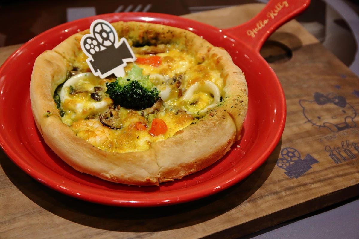 【食。林口】Hello Kitty Red Carpet美式餐廳～全台首間！好萊塢新話題Hello Kitty搖滾登場，百變造型，另類Kitty瘋潮即將席捲全台（1/28試營運搶先看，文末贈獨家KITTY禮物）　