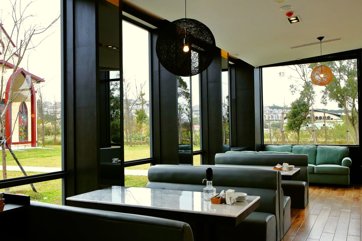 【食。平鎮】HoneyWood Cafe～IG新熱門打卡景點出爐！非拍不可！夢幻玫瑰花牆讓你拍個夠！