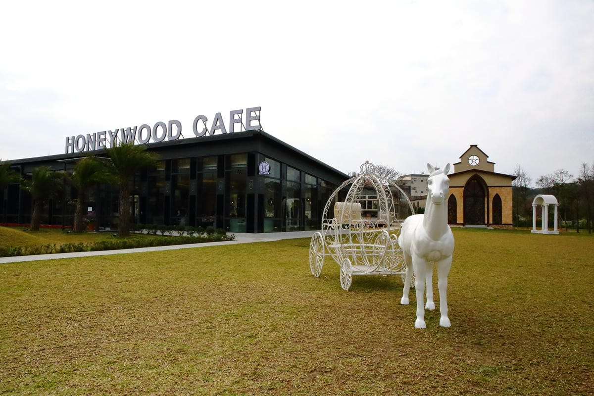 【食。平鎮】HoneyWood Cafe～IG新熱門打卡景點出爐！非拍不可！夢幻玫瑰花牆讓你拍個夠！