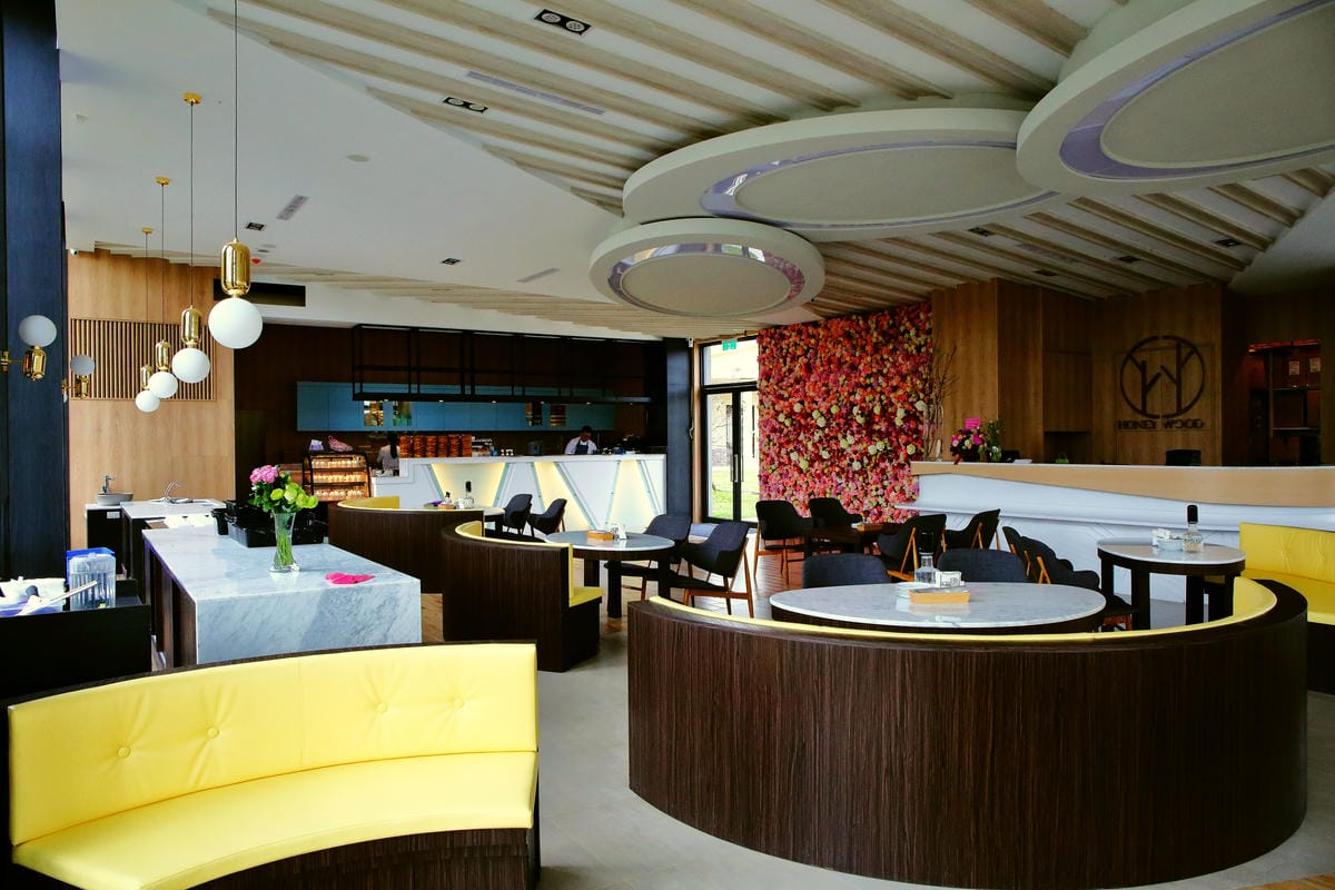 【食。平鎮】HoneyWood Cafe～IG新熱門打卡景點出爐！非拍不可！夢幻玫瑰花牆讓你拍個夠！