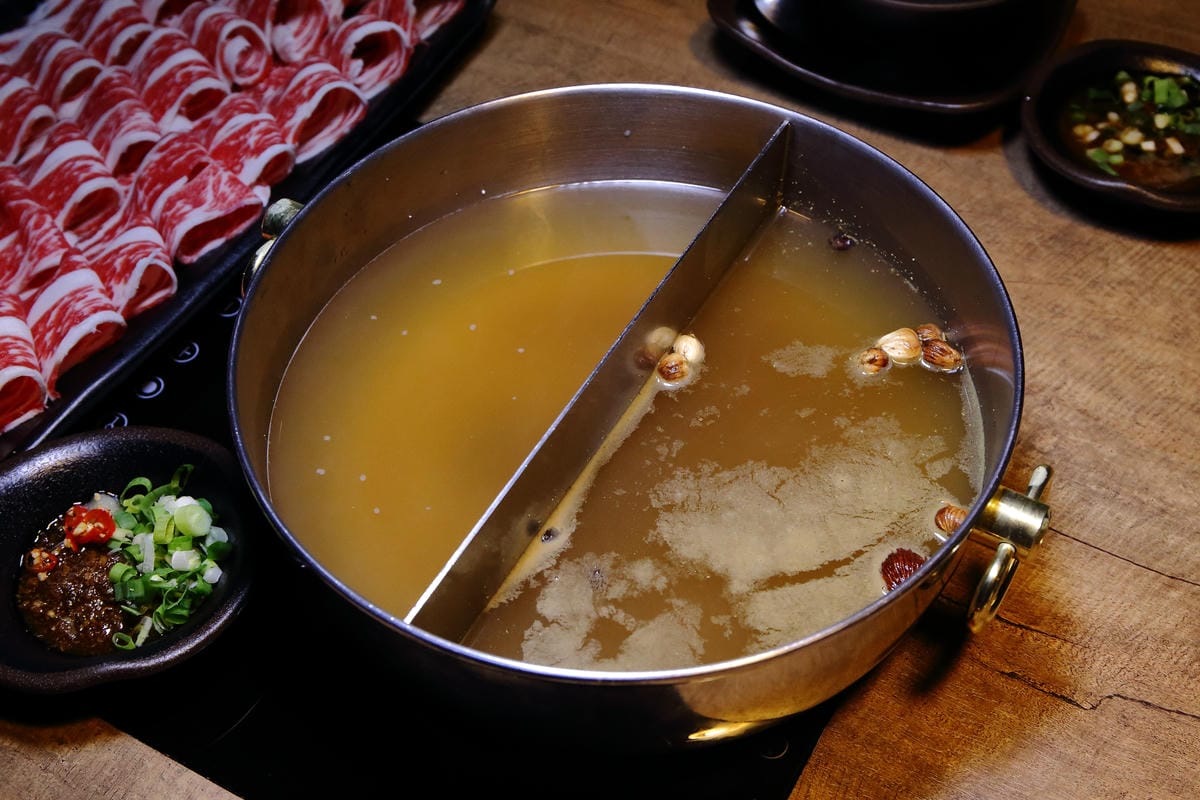 【食。內湖】金鍋盃二館～內湖火鍋。霸氣火鍋果然名不虛傳！大胃王海陸火鍋霸氣登場，菜吃不夠可以加，就是不怕客人吃，只怕肚子塞不下！