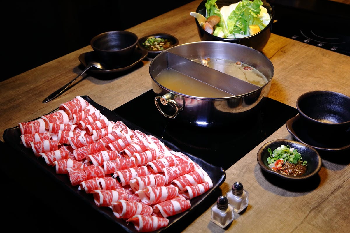 【食。內湖】金鍋盃二館～內湖火鍋。霸氣火鍋果然名不虛傳！大胃王海陸火鍋霸氣登場，菜吃不夠可以加，就是不怕客人吃，只怕肚子塞不下！