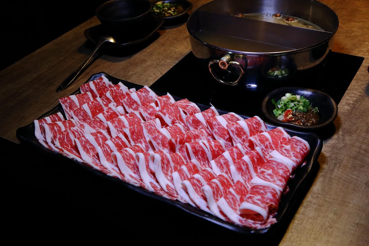 【食。內湖】金鍋盃二館～內湖火鍋。霸氣火鍋果然名不虛傳！大胃王海陸火鍋霸氣登場，菜吃不夠可以加，就是不怕客人吃，只怕肚子塞不下！