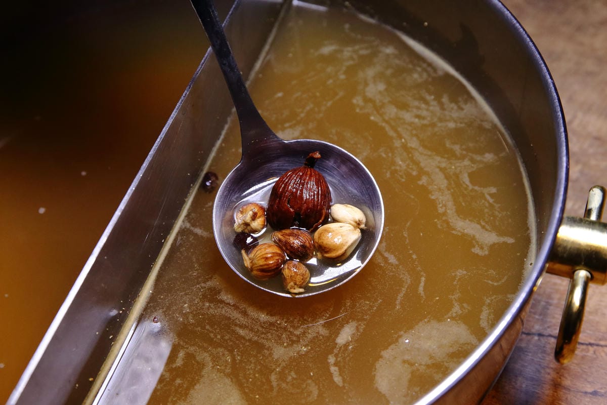 【食。內湖】金鍋盃二館～內湖火鍋。霸氣火鍋果然名不虛傳！大胃王海陸火鍋霸氣登場，菜吃不夠可以加，就是不怕客人吃，只怕肚子塞不下！