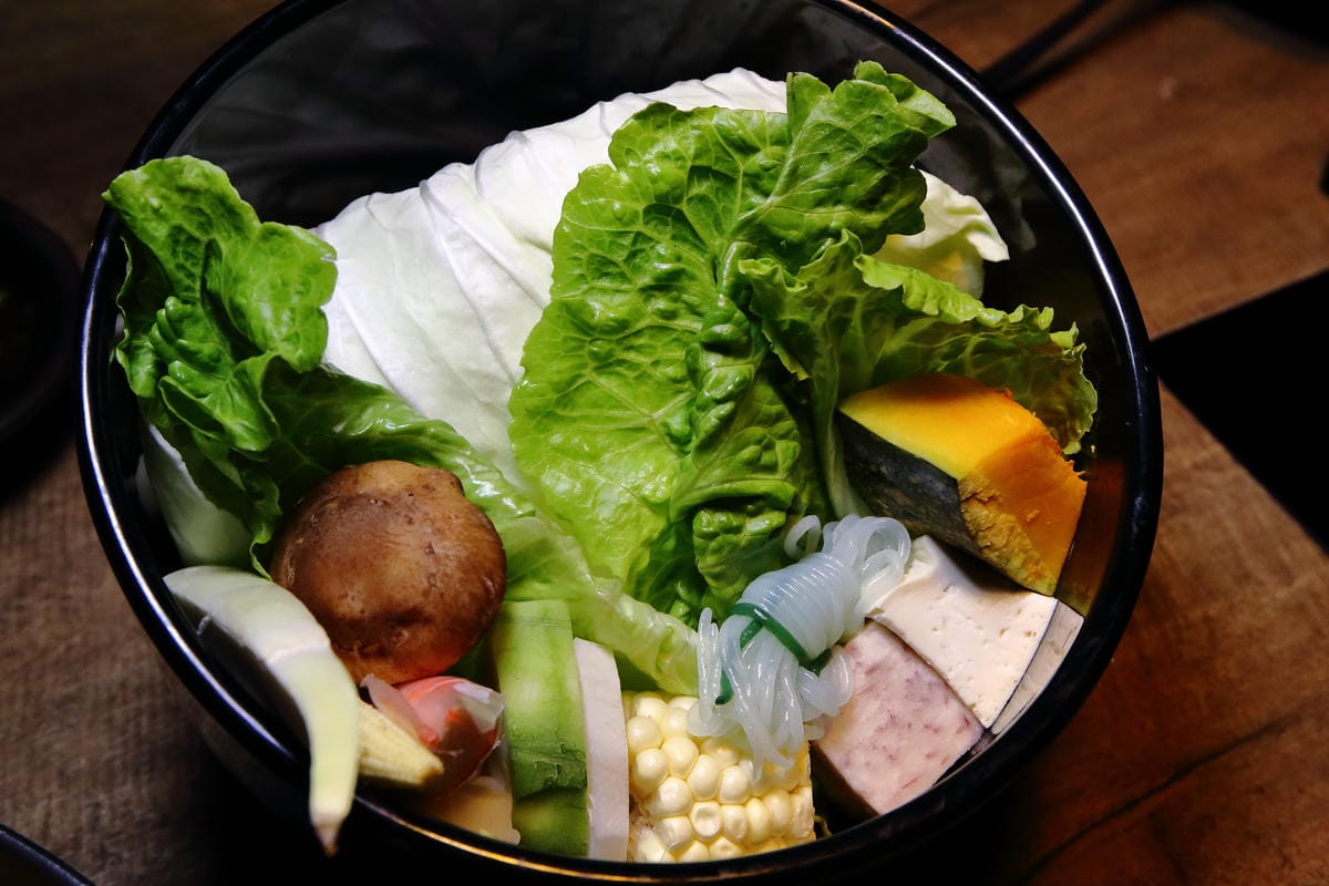 【食。內湖】金鍋盃二館～內湖火鍋。霸氣火鍋果然名不虛傳！大胃王海陸火鍋霸氣登場，菜吃不夠可以加，就是不怕客人吃，只怕肚子塞不下！