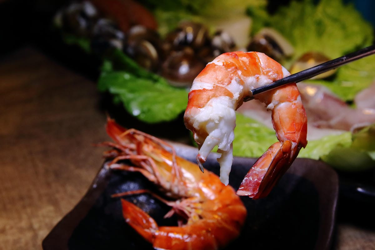 【食。內湖】金鍋盃二館～內湖火鍋。霸氣火鍋果然名不虛傳！大胃王海陸火鍋霸氣登場，菜吃不夠可以加，就是不怕客人吃，只怕肚子塞不下！