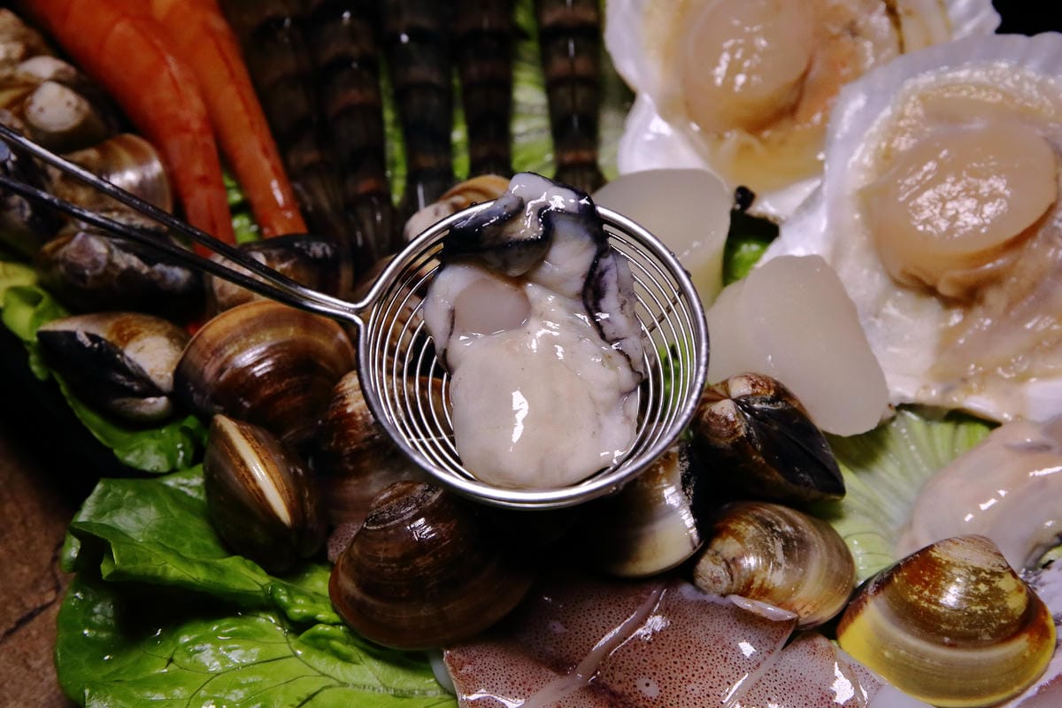 【食。內湖】金鍋盃二館～內湖火鍋。霸氣火鍋果然名不虛傳！大胃王海陸火鍋霸氣登場，菜吃不夠可以加，就是不怕客人吃，只怕肚子塞不下！