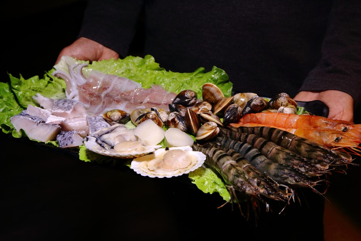 【食。內湖】金鍋盃二館～內湖火鍋。霸氣火鍋果然名不虛傳！大胃王海陸火鍋霸氣登場，菜吃不夠可以加，就是不怕客人吃，只怕肚子塞不下！